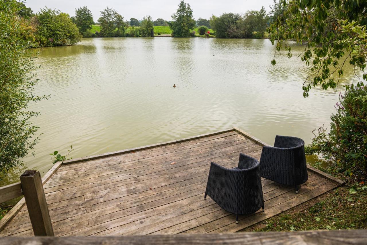 Отель Sumners Ponds Fishery & Campsite Хоршам Экстерьер фото